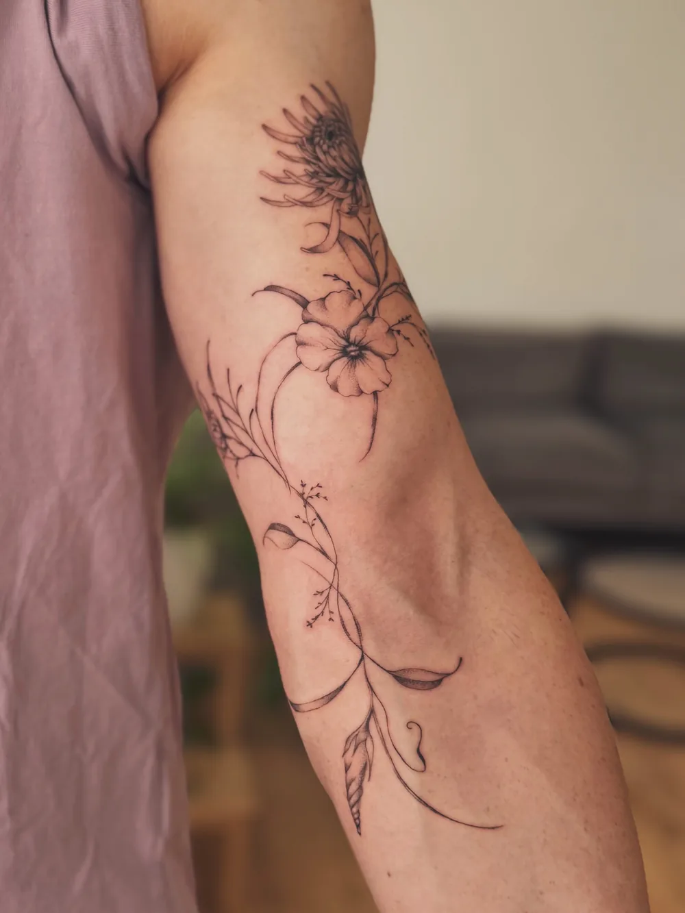 Feines botanisches Tattoo auf einem Arm
