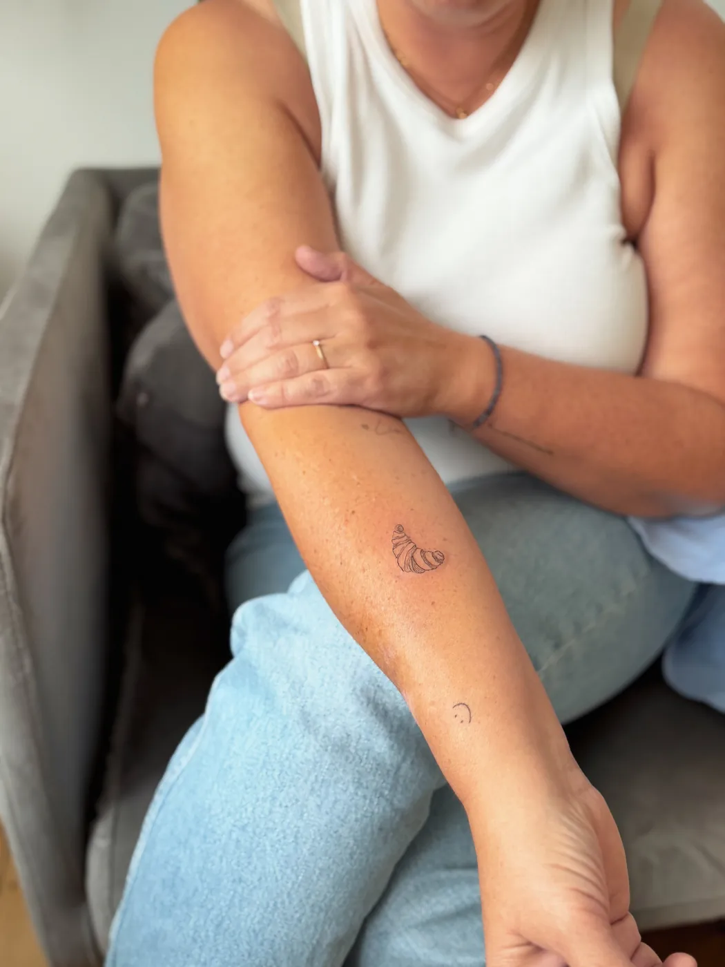 Kleines filigranes Tattoo auf einem Unterarm